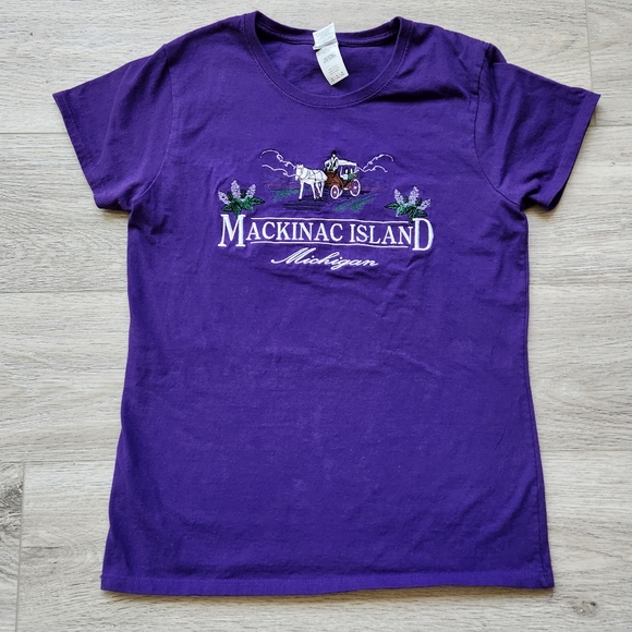 Gildan Purple Embroidered Mackinac Island T-Shirt Short Sleeves Womens Medium - Picture 1 of 11